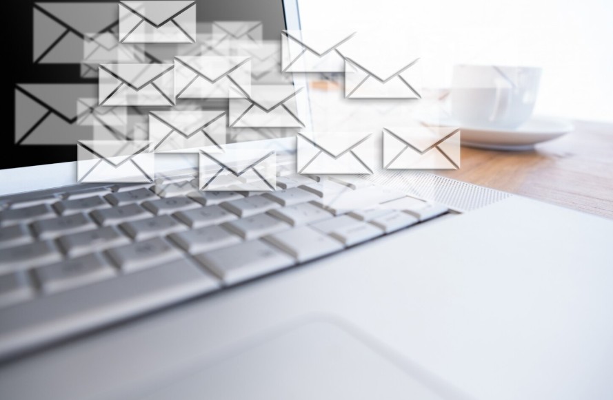 Pessoa trabalhando com e-mail marketing
